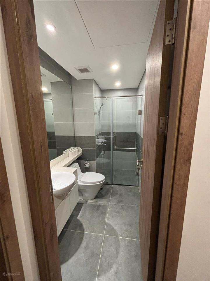 Bán căn 68m2 oasis, tầng trung, view đảo, giá tốt