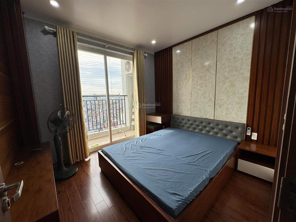 Cho thuê căn hộ 3 phòng ngủ rộng nhất shp plaza, view trực diện sân vận động lạch tray