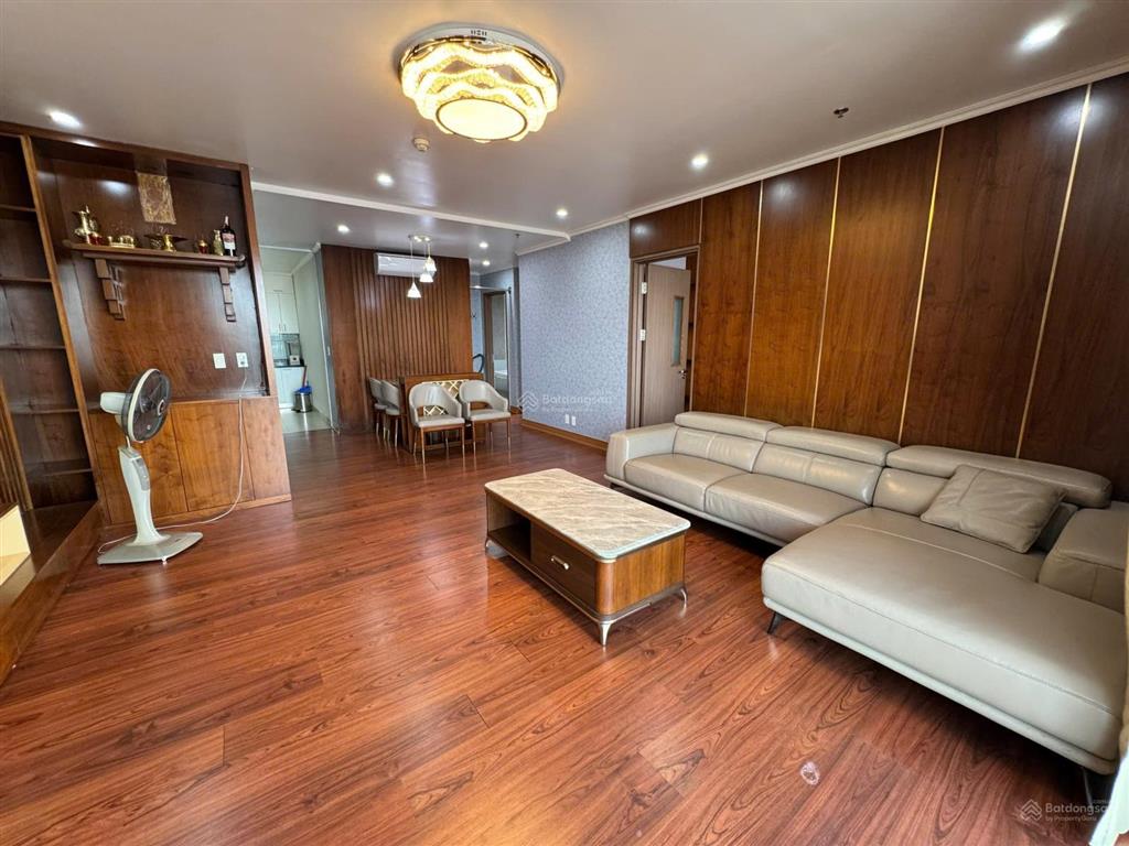Cho thuê căn hộ 3 phòng ngủ rộng nhất shp plaza, view trực diện sân vận động lạch tray