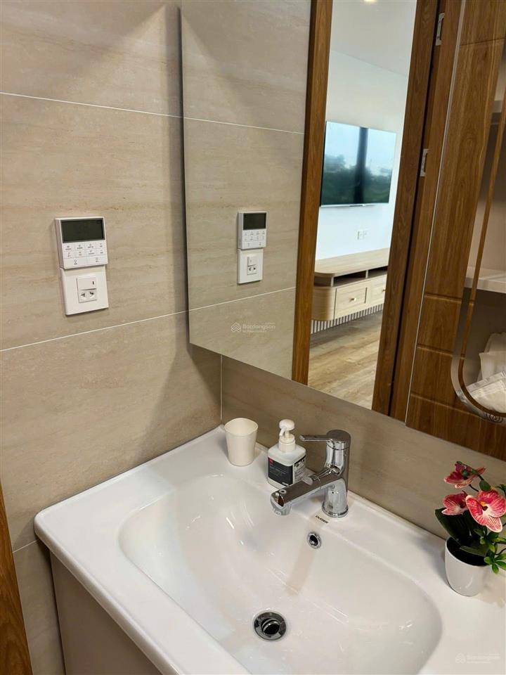Bán shophouse vinhomes royal island mặt đường 35m, view sân golf, đang có dòng tiền ổn định