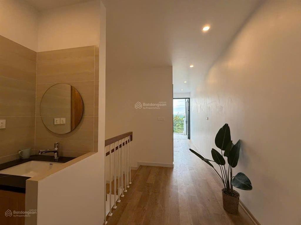 Bán shophouse vinhomes royal island mặt đường 35m, view sân golf, đang có dòng tiền ổn định