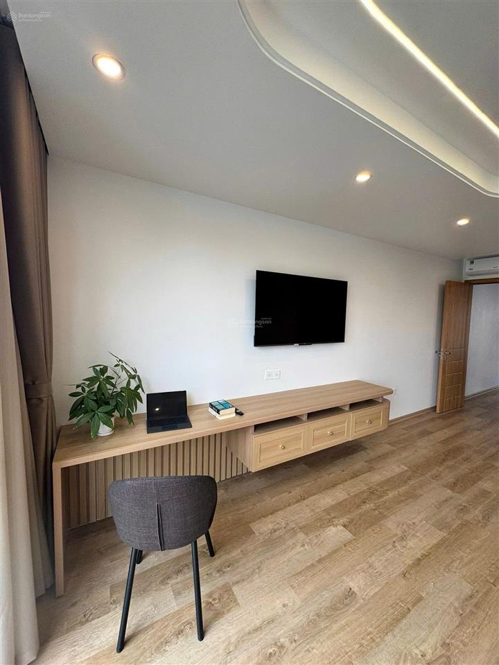 Bán shophouse vinhomes royal island mặt đường 35m, view sân golf, đang có dòng tiền ổn định