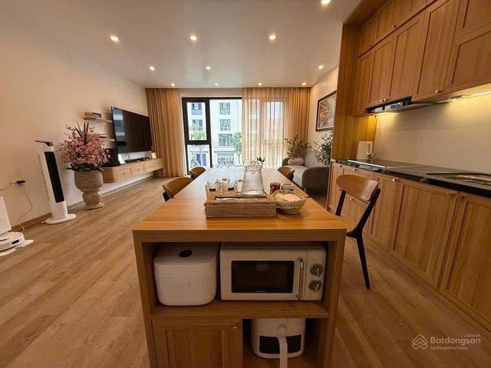 Bán shophouse vinhomes royal island mặt đường 35m, view sân golf, đang có dòng tiền ổn định