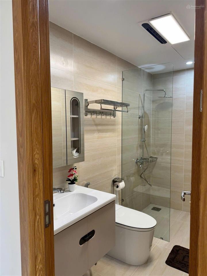 Bán shophouse vinhomes royal island mặt đường 35m, view sân golf, đang có dòng tiền ổn định