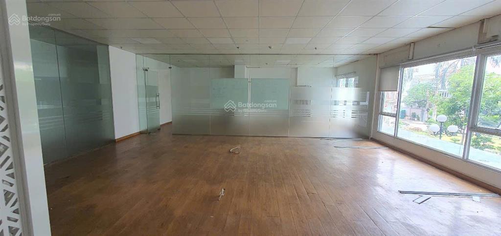 Cho thuê shophouse 200m2, 2 sàn làm việc, nhiều chỗ đỗ xe. trung tâm q. tân bình, gần nhà gas t3