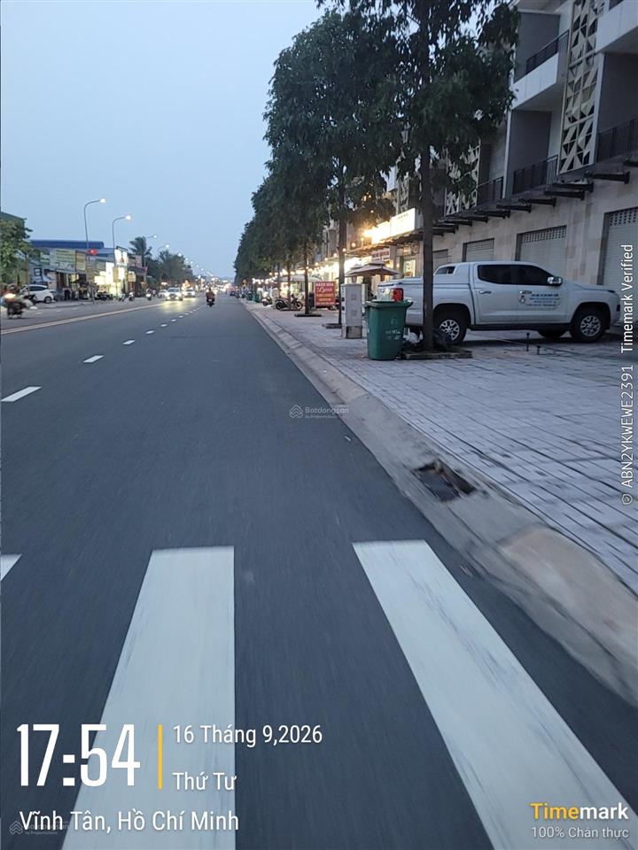 Bán gấp shophouse đẹp, 3 tầng, 100m2, 3,7 tỷ ở mặt tiền dân chủ, bình dương