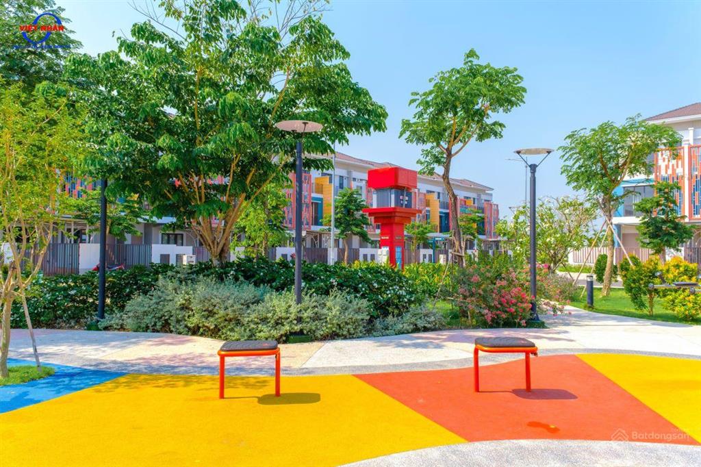 Bán gấp shophouse đẹp, 3 tầng, 100m2, 3,7 tỷ ở mặt tiền dân chủ, bình dương