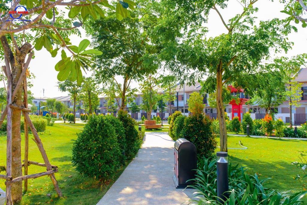 Bán gấp shophouse đẹp, 3 tầng, 100m2, 3,7 tỷ ở mặt tiền dân chủ, bình dương