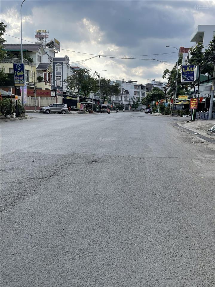 Mặt tiền đường số 10, khu dân cư phong phú 5. dt 7x19,5m gồm 1 hầm và 3 lầu, sổ hồng hoàn công