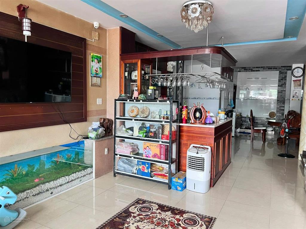 Mặt tiền đường số 10, khu dân cư phong phú 5. dt 7x19,5m gồm 1 hầm và 3 lầu, sổ hồng hoàn công