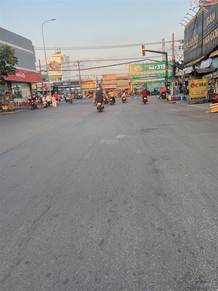 Mặt tiền đường số 10, khu dân cư phong phú 5. dt 7x19,5m gồm 1 hầm và 3 lầu, sổ hồng hoàn công