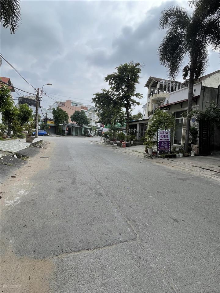 Chính chủ cần bán lô đất nền mt đường số 5 kế bên đs 10, khu dân cư phong phú 5, dt 136,5m2, shr