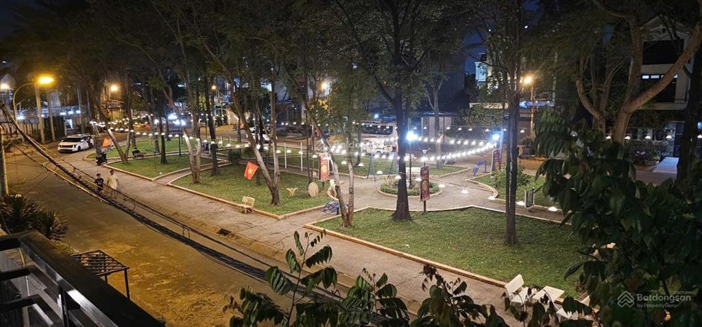 11,7 tỷ. cần bán căn nhà đối diện công viên phúc lộc thọ, kdc phong phú 5. dt 136,5m2, sh riêng