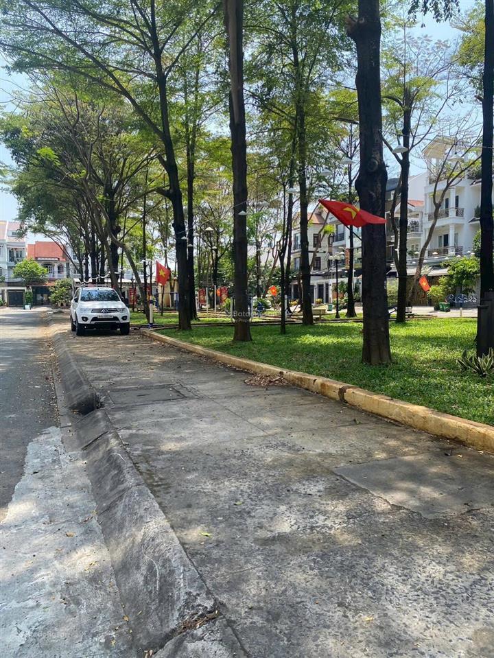 11,7 tỷ. cần bán căn nhà đối diện công viên phúc lộc thọ, kdc phong phú 5. dt 136,5m2, sh riêng