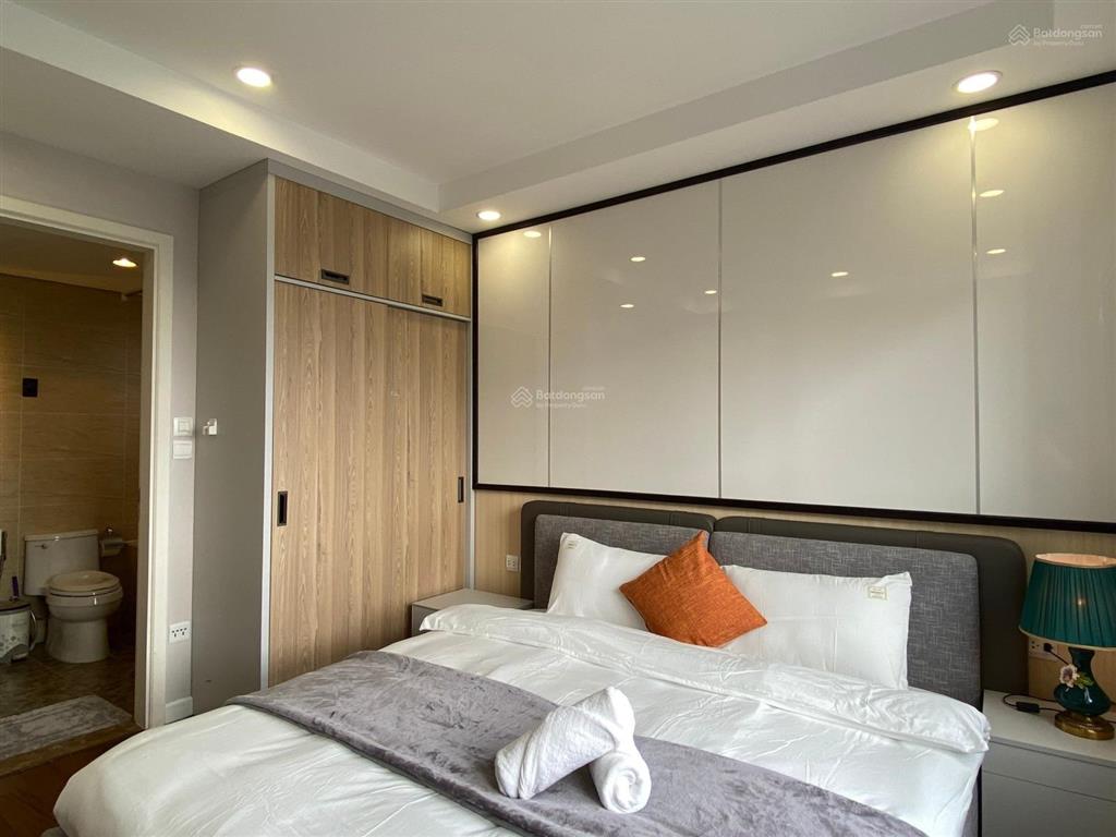 Cần cho thuê gấp chcc vinhomes d'capitale 119 trần duy hưng, 3pn, đủ đồ (view hồ cực xịn)