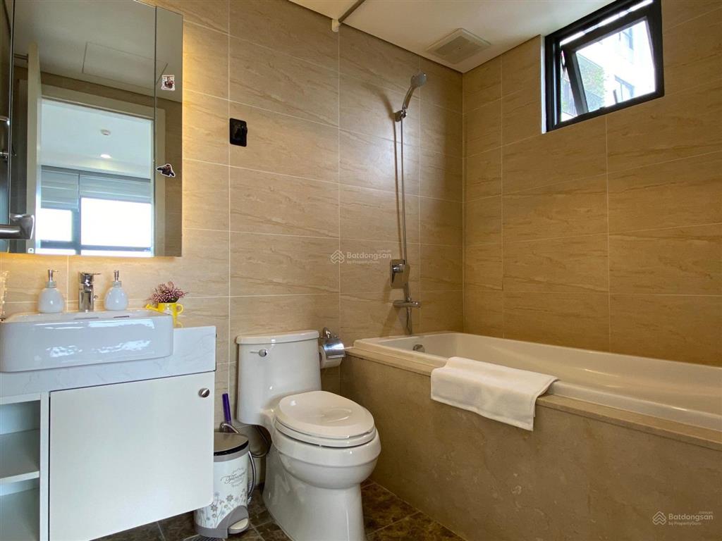 Cần cho thuê gấp chcc vinhomes d'capitale 119 trần duy hưng, 3pn, đủ đồ (view hồ cực xịn)