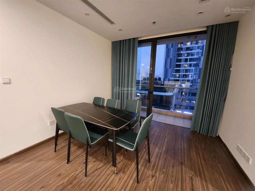 Cho thuê căn hộ vinhomes westpoint 4 ngủ dt 137m2 full nội thất đẹp  0982 402 ***