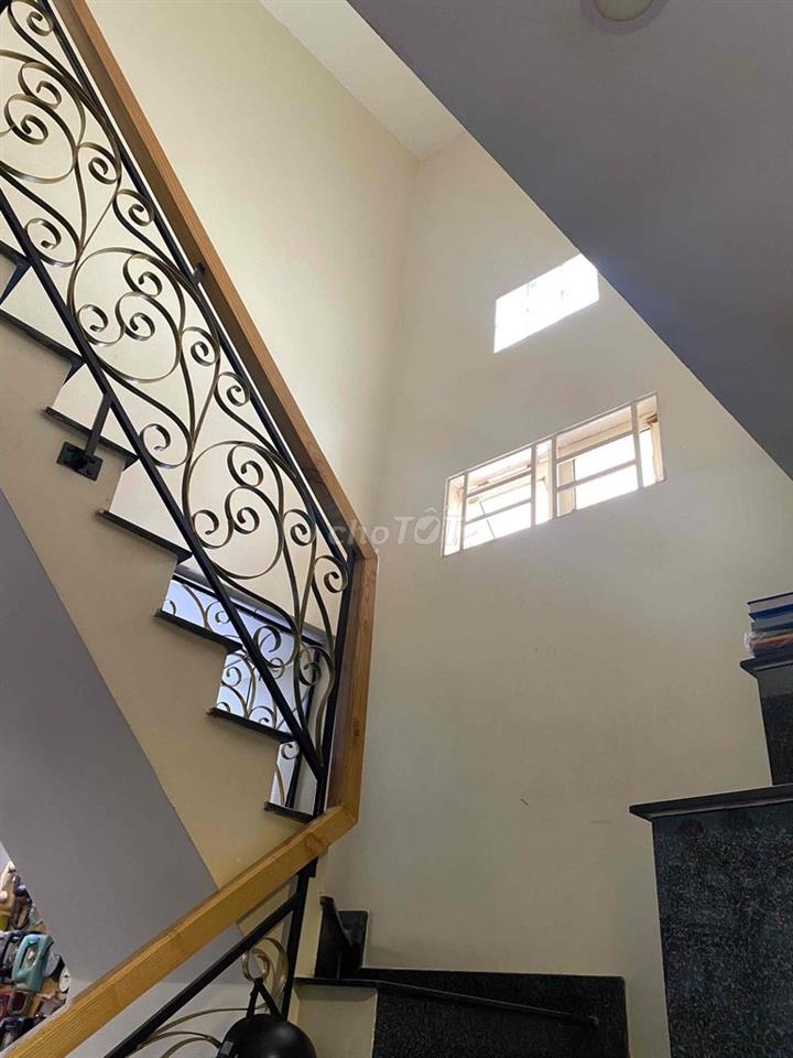 Nhà vị trí đẹp - lô góc - cách 20 mét ra đường Nguyễn Văn Công