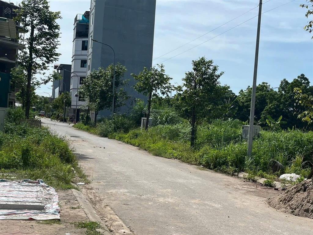 Bán đất tặng nhà tại khu đấu giá phú lương sẵn nhà cấp 4 cao 2,5 tầng. đang cho thuê 85tr/năm