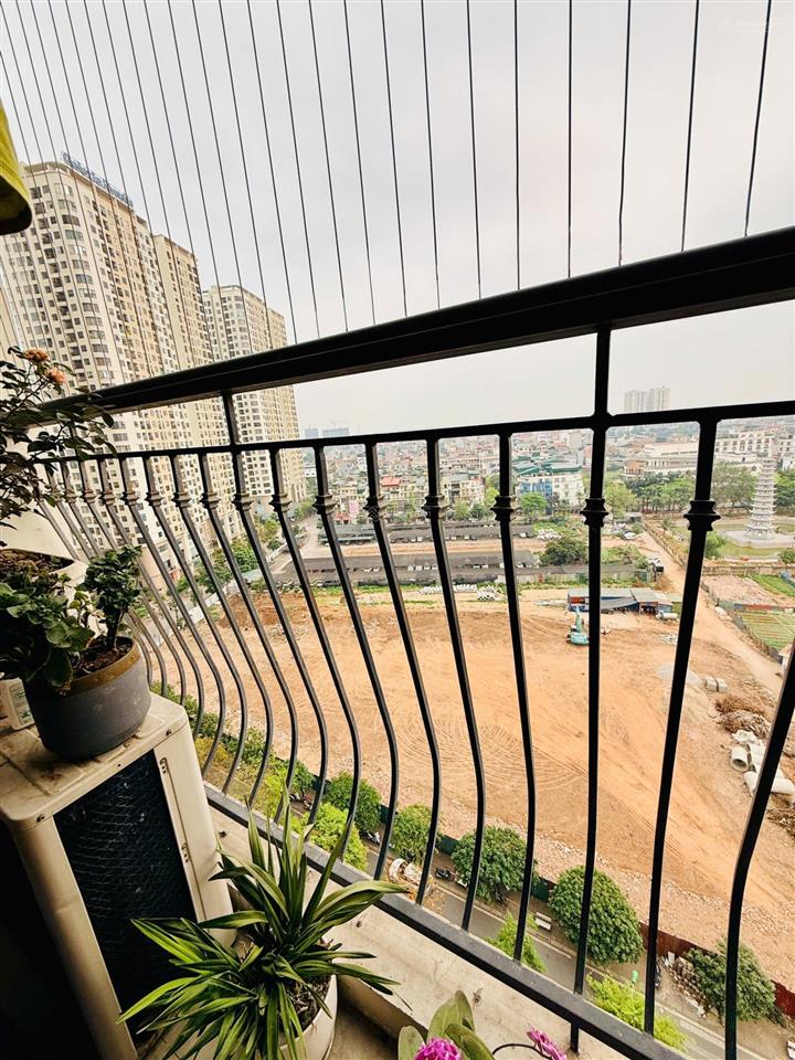 Qtôi bán căn chung cư 2pn 74m2 thiết kế đẹp nhà hướng nam tầng 12 tại chung cư gelexia. giá 5,8 tỷ