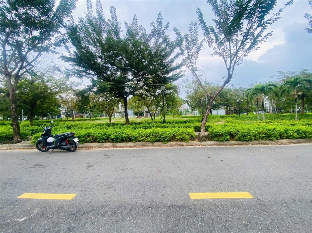 View công viên cây xanh, gần sông. trung lương 11.