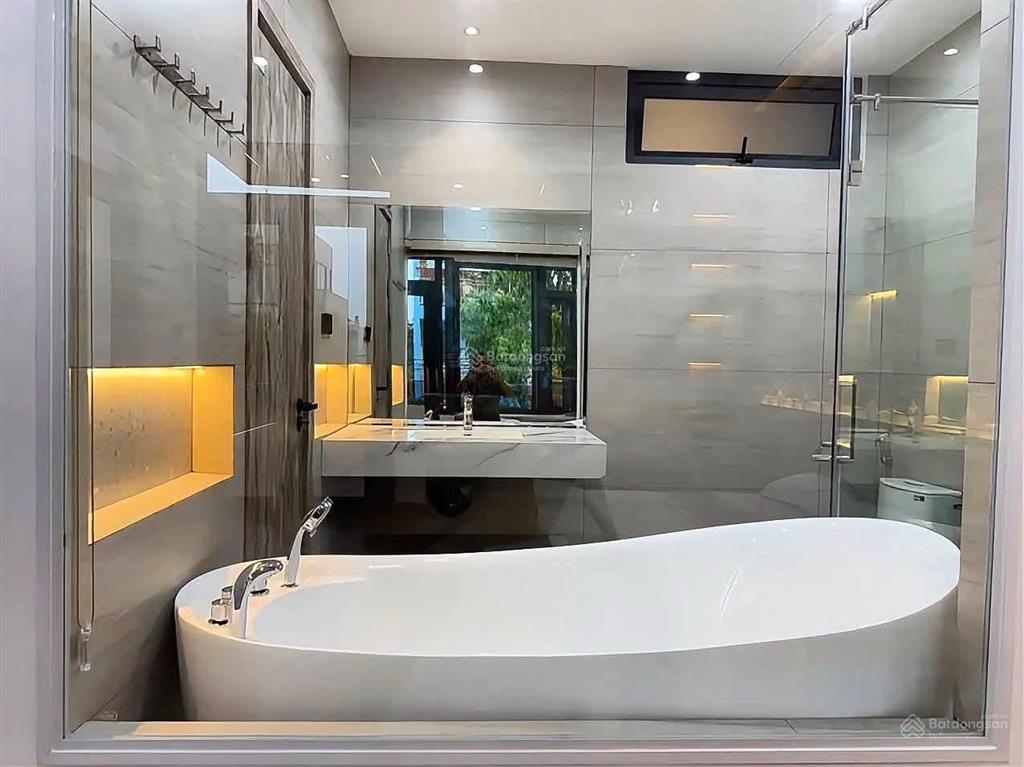 Nhà 3 tầng, vệt cây xanh phạm xuân ẩn. nhà mới