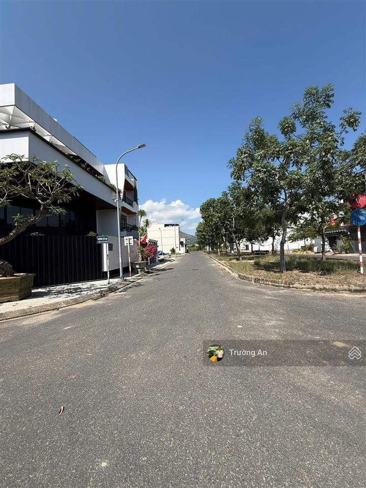 Giá rất tốt 45 triệu/m lô góc đường bồn hoa kđt gói 5 mỹ gia nha trang