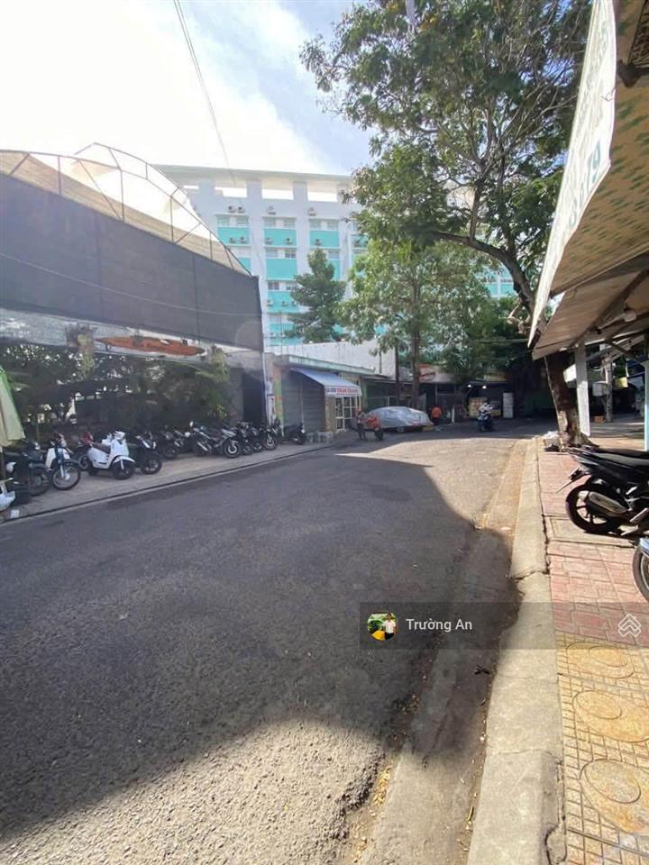 Bán nhà cấp 4 cũ mặt tiền đường trường sa, nha trang, có sổ đỏ và mặt tiền rộng 6,6m.