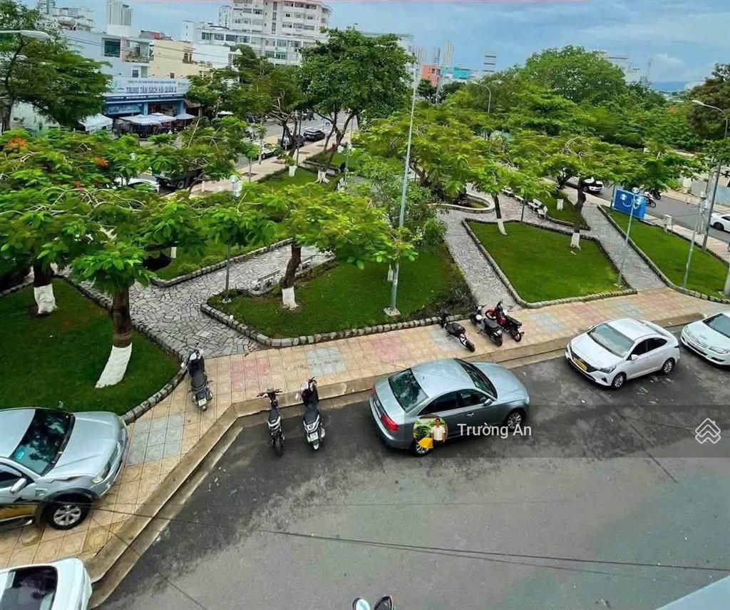 Bán nhà 4 tầng giá 11,3 tỷ, nằm đối diện công viên dã tượng hiếm có, gần biển nha trang.