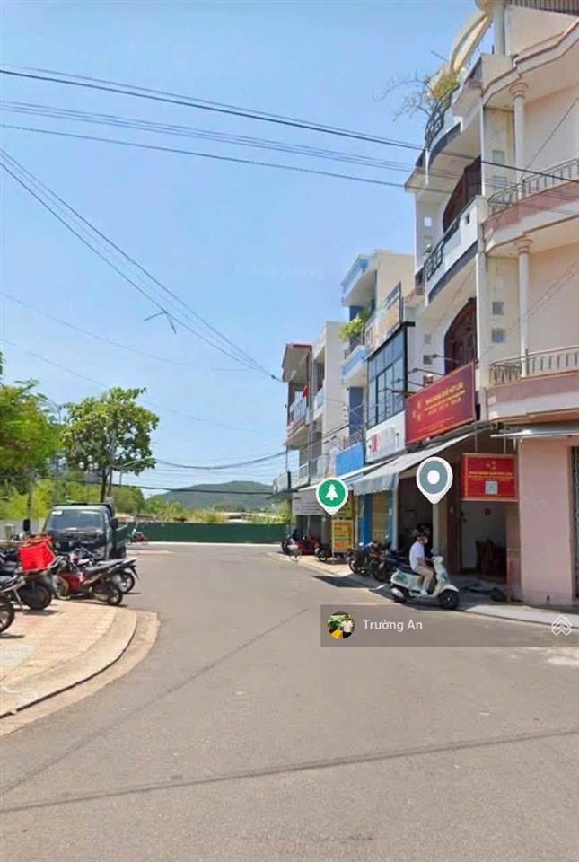 Bán nhà 4 tầng giá 11,3 tỷ, nằm đối diện công viên dã tượng hiếm có, gần biển nha trang.