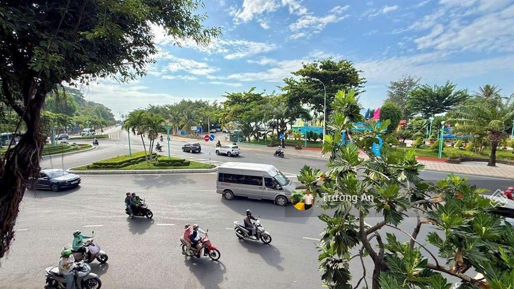 Bán nhà 2 tầng mặt tiền biển phạm văn đồng, nha trang, gần cầu trần phú.