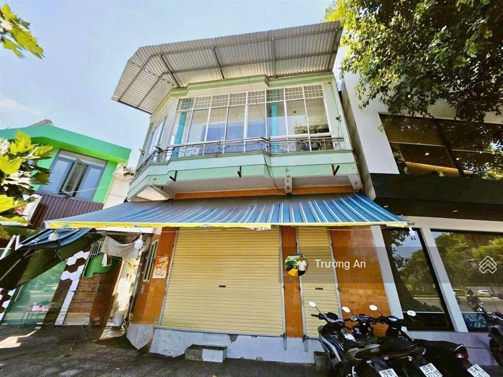 Bán nhà 2 tầng mặt tiền biển phạm văn đồng, nha trang, gần cầu trần phú.