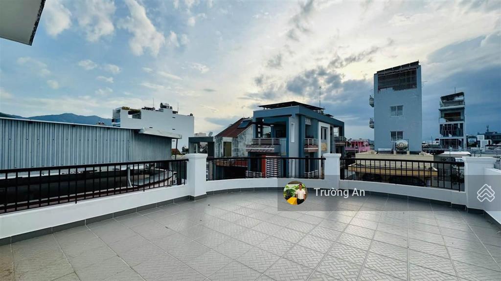 Bán nhà đẹp căn góc 3 tầng trên đường phan vinh, gần dã tượng và biển nha trang