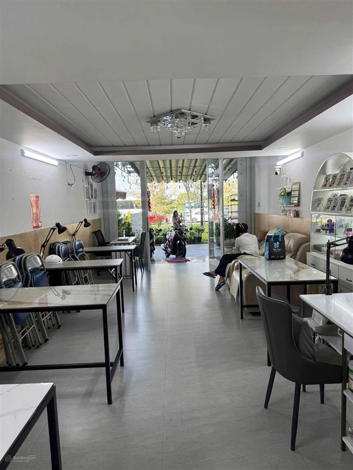 Bán shophouse mặt sông quán trường ct3 vcn phước hải diện tích 92,6m2 giá rẻ 4,7 tỷ