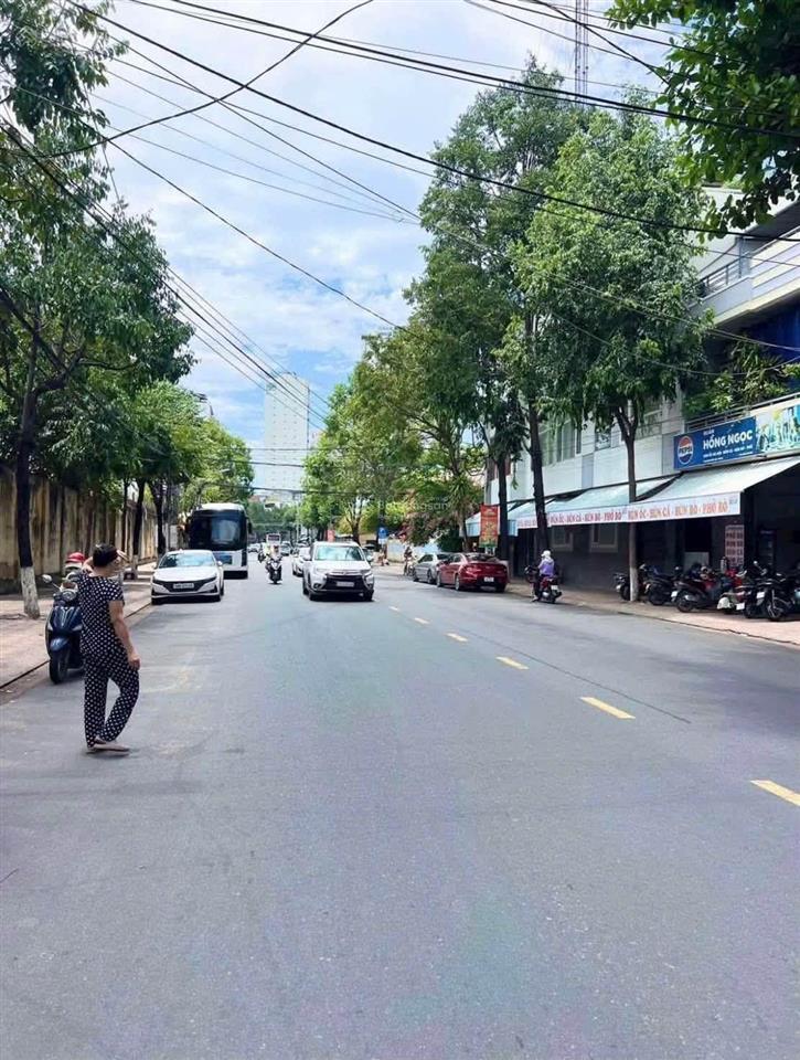 Căn nhà góc ba mặt tiền trên đường hoàng diệu, đối diện khu đô thị sân bay và gần biển hiếm có