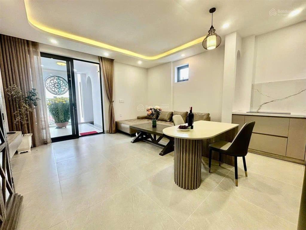 Chủ cần bán siêu phẩm nhà 5 tầng hẻm hùng vương, phố tây, gần chợ đêm và cách biển 100m.