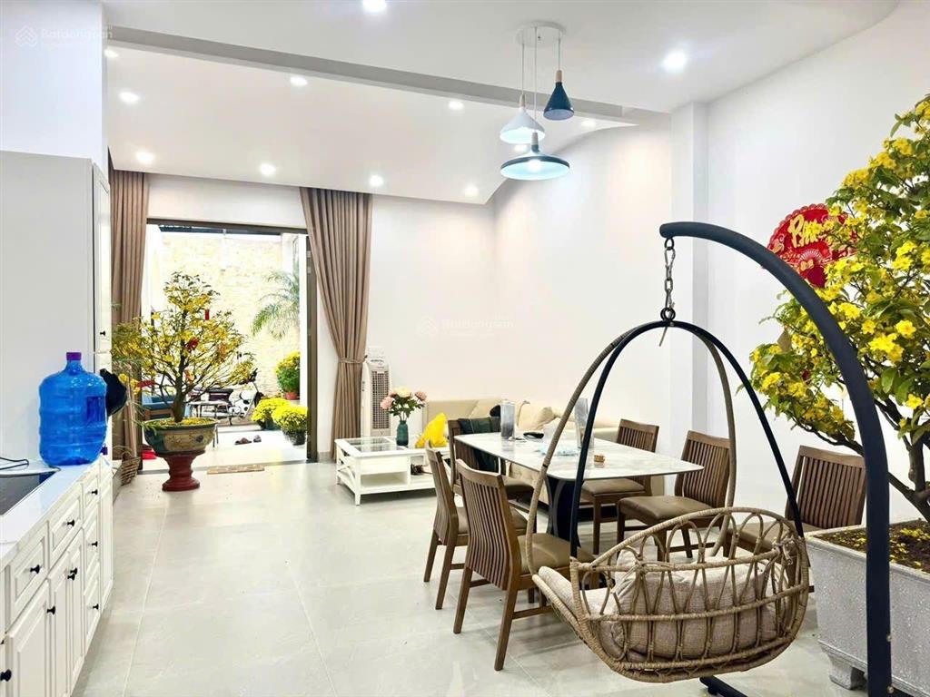 Chủ cần bán siêu phẩm nhà 5 tầng hẻm hùng vương, phố tây, gần chợ đêm và cách biển 100m.