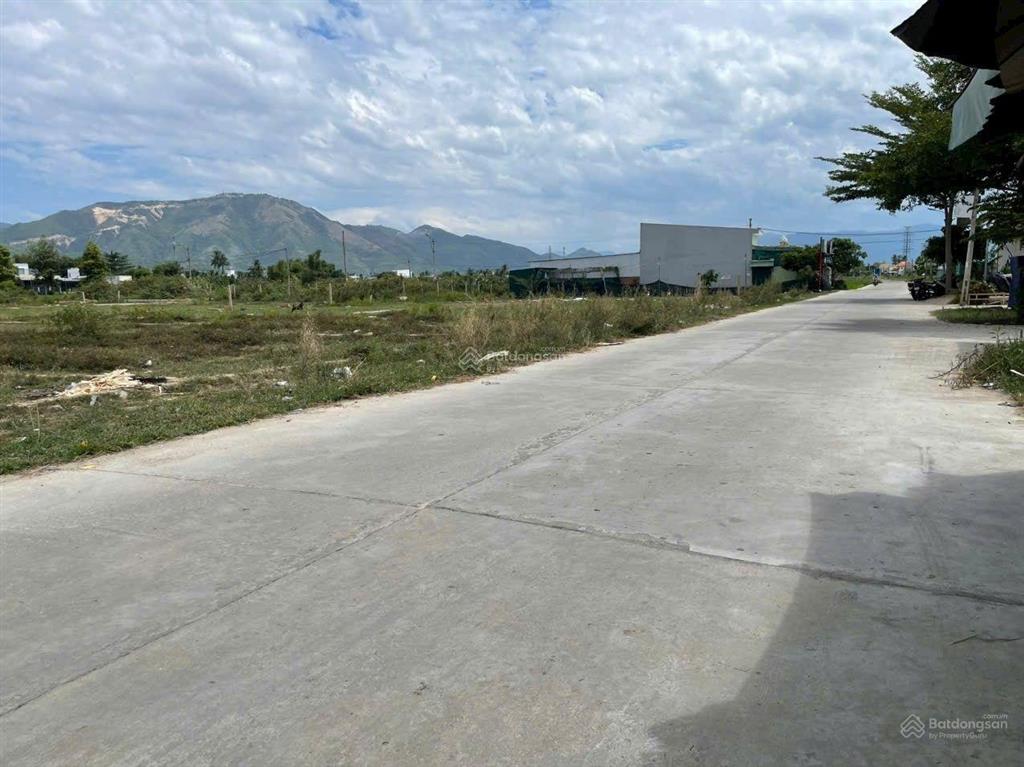 Cần bán gấp lô đất mặt tiền đường thôn trung. với giá rẻ 16,5tr/m2