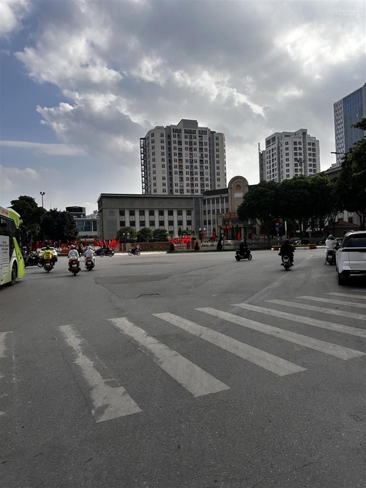Bán đất mp lạc long quân 186m2  mt 12m  vỉa hè 7m. view trực diện hồ tây.