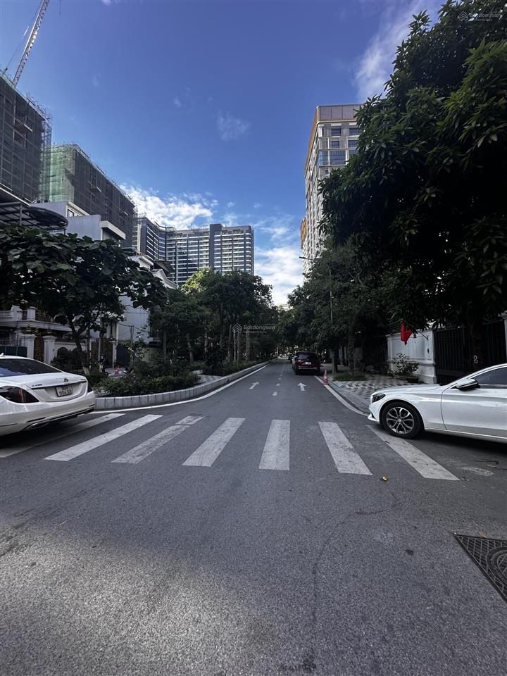 Bán bt vườn đào 200m2  lô góc  mt 27m  view vườn hoa. giá cả tl.