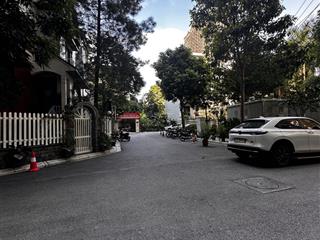 Bán bt vườn đào 200m2  lô góc  mt 27m  view vườn hoa. giá cả tl.