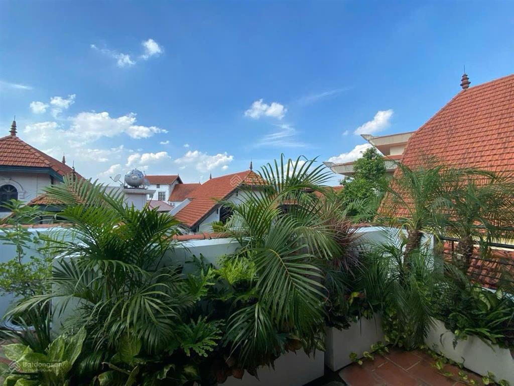 Biệt thự đẹp  tô ngọc vân, tây hồ 4,5 tầng. dt 370m  hồ bơi + gara rộng + sân vườn. giá 155 tỷ.