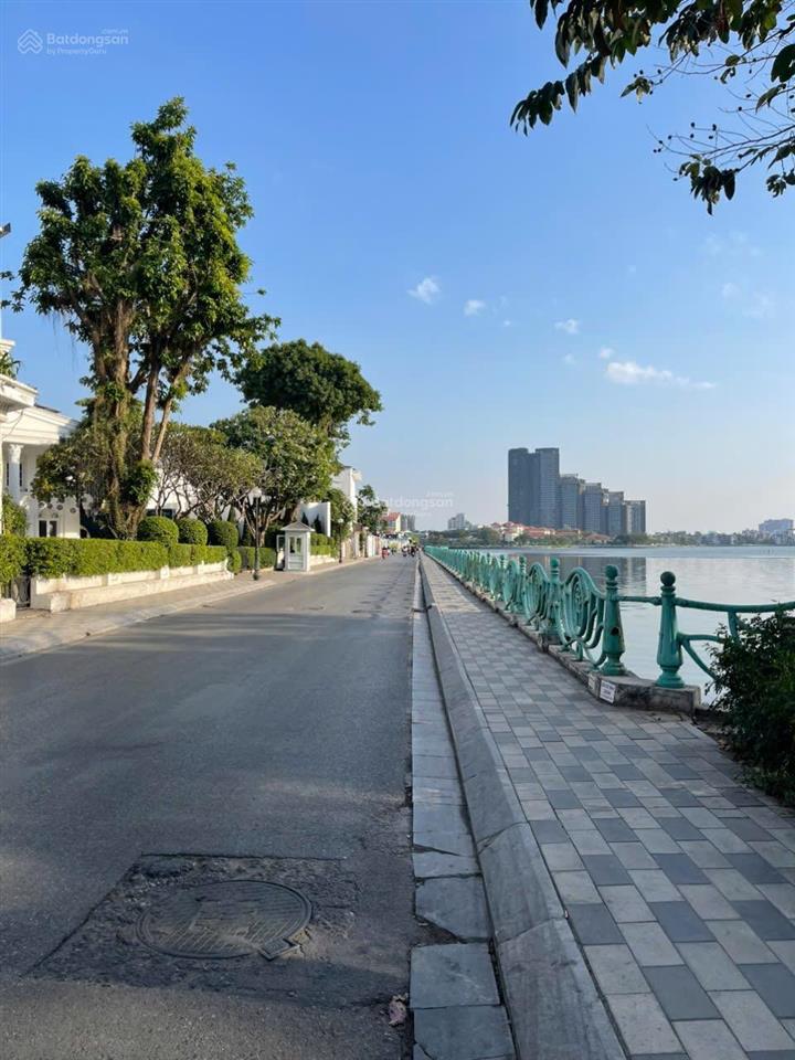 Biệt thự đẹp  tô ngọc vân, tây hồ 4,5 tầng. dt 370m  hồ bơi + gara rộng + sân vườn. giá 155 tỷ.