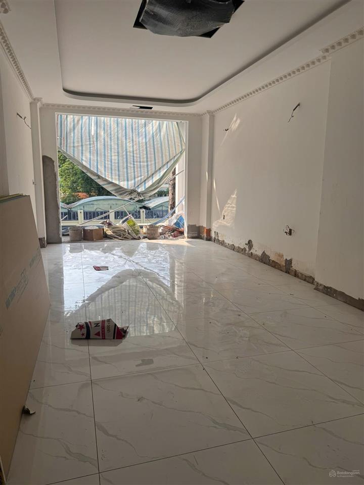 Cho thuê nhà mt đường 3 tháng 2.q10.(4.2x28m) trệt 3 lầu st tm  mới 100% giá 99 triệu/tháng