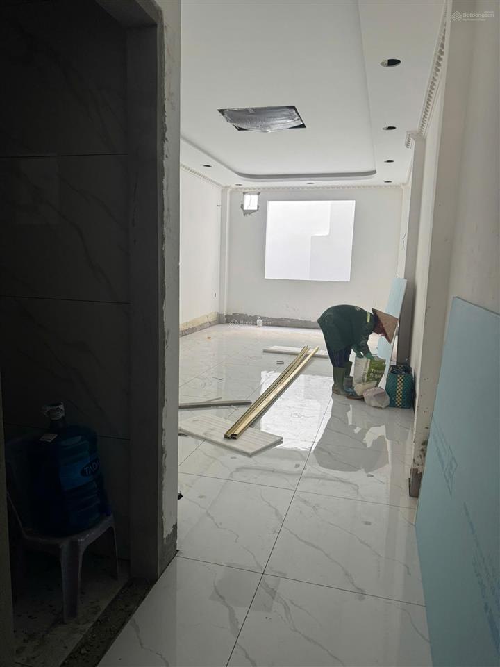 Cho thuê nhà mt đường 3 tháng 2.q10.(4.2x28m) trệt 3 lầu st tm  mới 100% giá 99 triệu/tháng