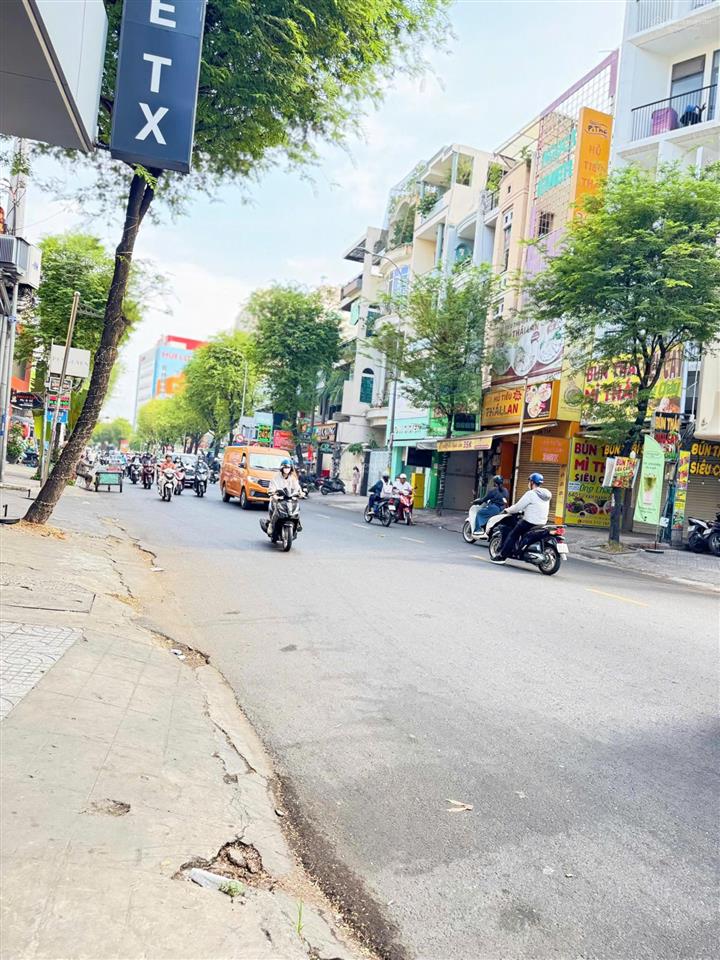 Cho thuê nhà mt đường sư vạn hạnh. p12. q10. dt 4,1 x 26m cn 104m2 trệt 5 lầu mới  thang máy