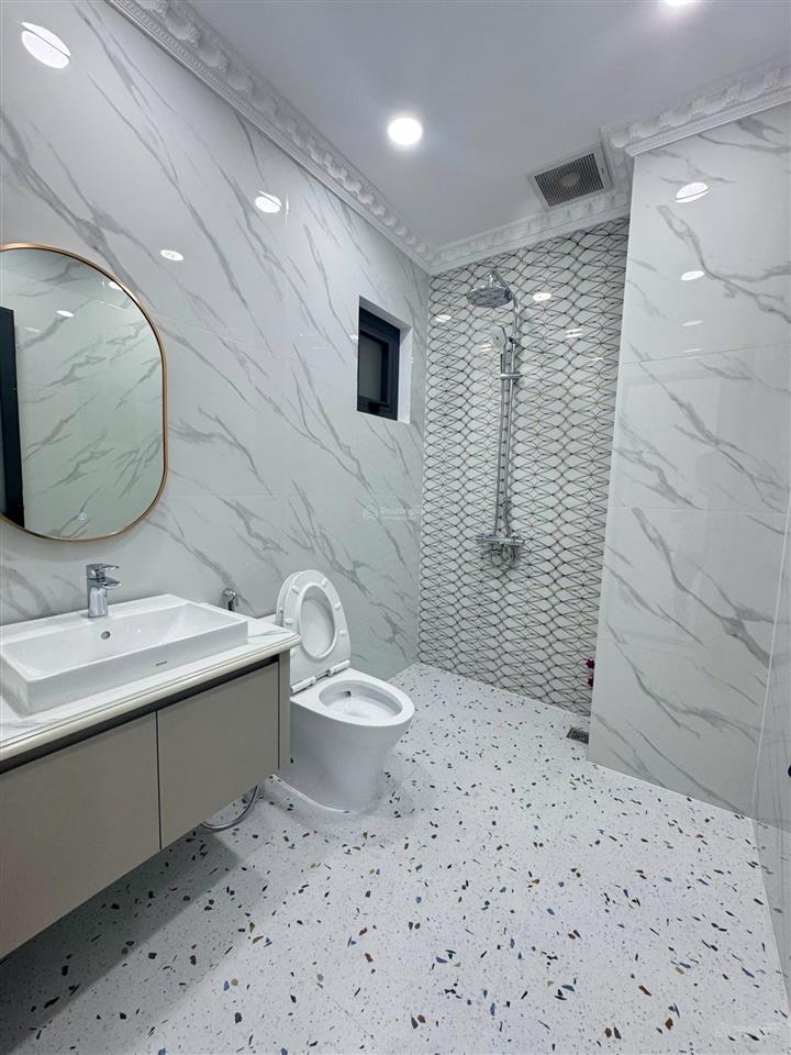 Cho thuê nhà mt đường 3 tháng 2, q10. (4x30m) trệt 3 lầu st tm nhà mới 100%