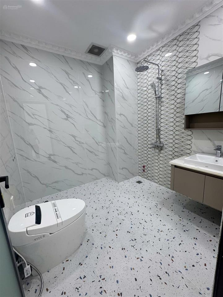 Cho thuê nhà mt đường 3 tháng 2, q10. (4x30m) trệt 3 lầu st tm nhà mới 100%