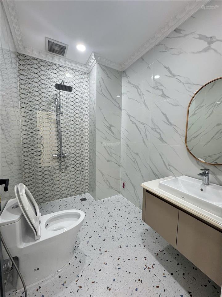 Cho thuê nhà mt đường 3 tháng 2, q10. (4x30m) trệt 3 lầu st tm nhà mới 100%