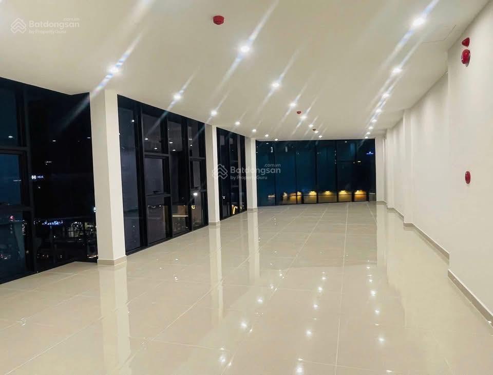 Cho thuê nhà 7 tầng mt đường nguyễn văn linh= sát cầu rồng